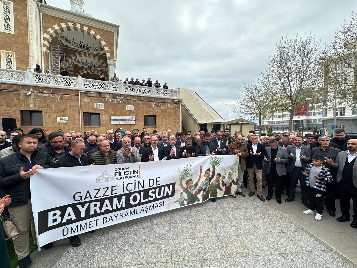 Cuma namazı sonrası Çorum Filistin Platformu tarafından düzenlenen 'Gazze İçin De Bayram Olsun - Ümmet Bayramlaşması' programı ve basın açıklamasına katılarak mazlumların sesi olmaya çalıştık, hemşehrilerimizle bayramlaştık. 📍Akşemseddin Camii #GazzeyiUnutma #Gazze #Gaza