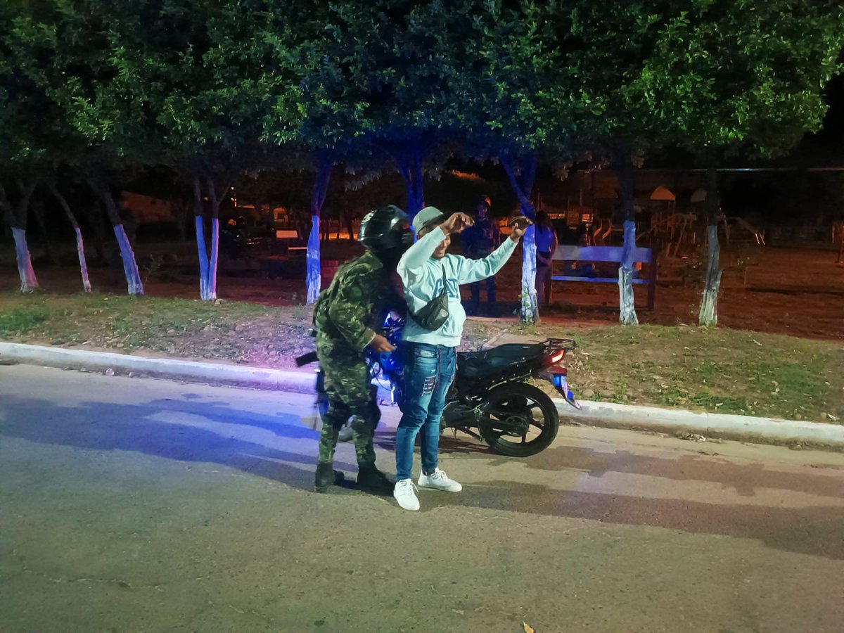 En la noche anterior, el Grupo Caballería Guías de #Casanare y Grupo Liviano Meteoro #Brigada16, junto a @PoliciaCasanare, realizaron patrullaje, inspección de vehículos y personas en las vías y cascos urbanos del norte del departamento, brindando seguridad a los pobladores.