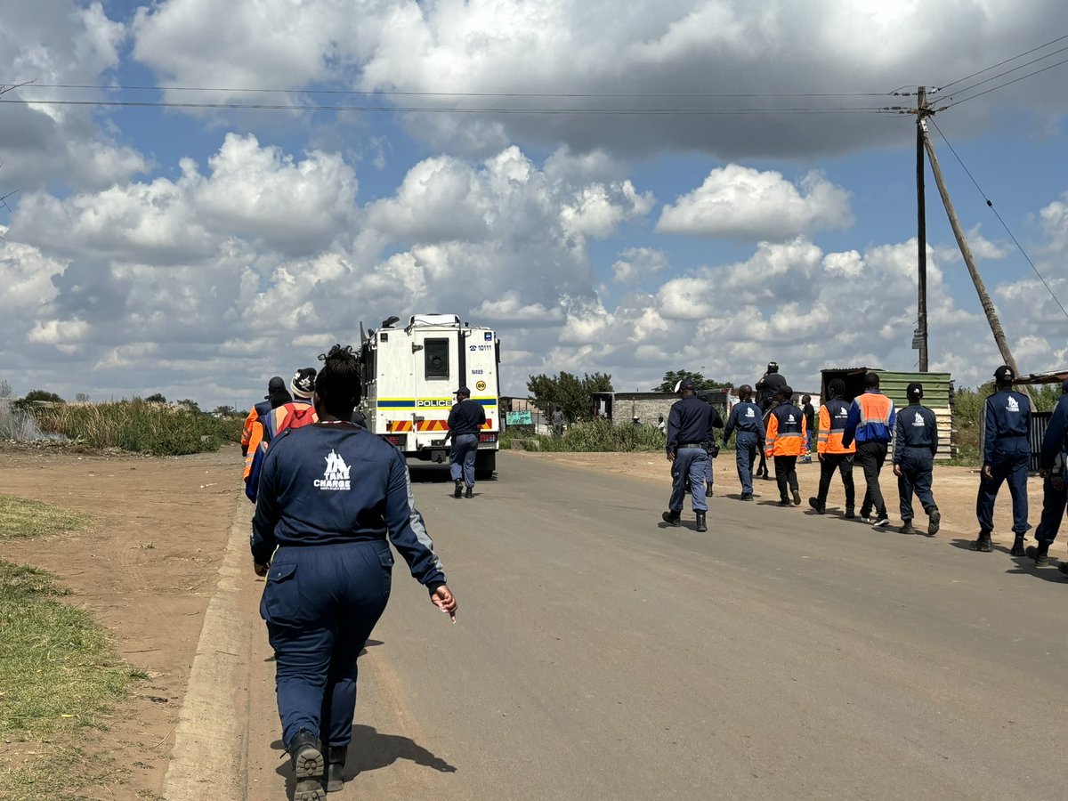 [IN PICTURES] #CrimePreventionImbizo underway at the Marikana in Vanderbijlpark where @SAPoliceService & residents are engaging in matters of crime. The high consumption of alcohol has been blamed as a leading driver of crime in the area. There are 260 shebeens in the area.