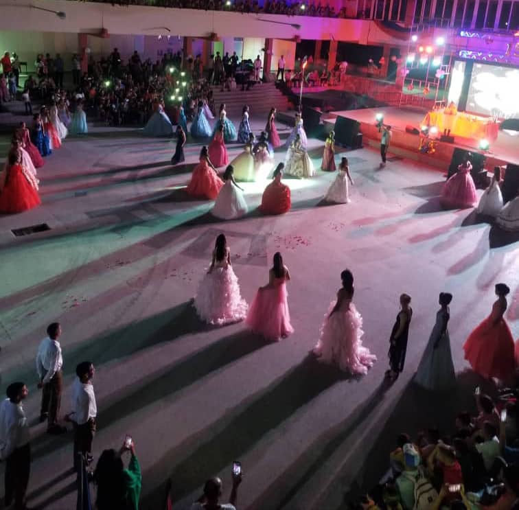 En la EMCC de Pinar del Río se hacen fiestas de 15 en la que se mezcla el buen gusto, la tradición patriótica y la alegría. El talento y la creatividad de los jóvenes asegura la calidad de la celebración. 🇨🇺 #GenteQueSuma
