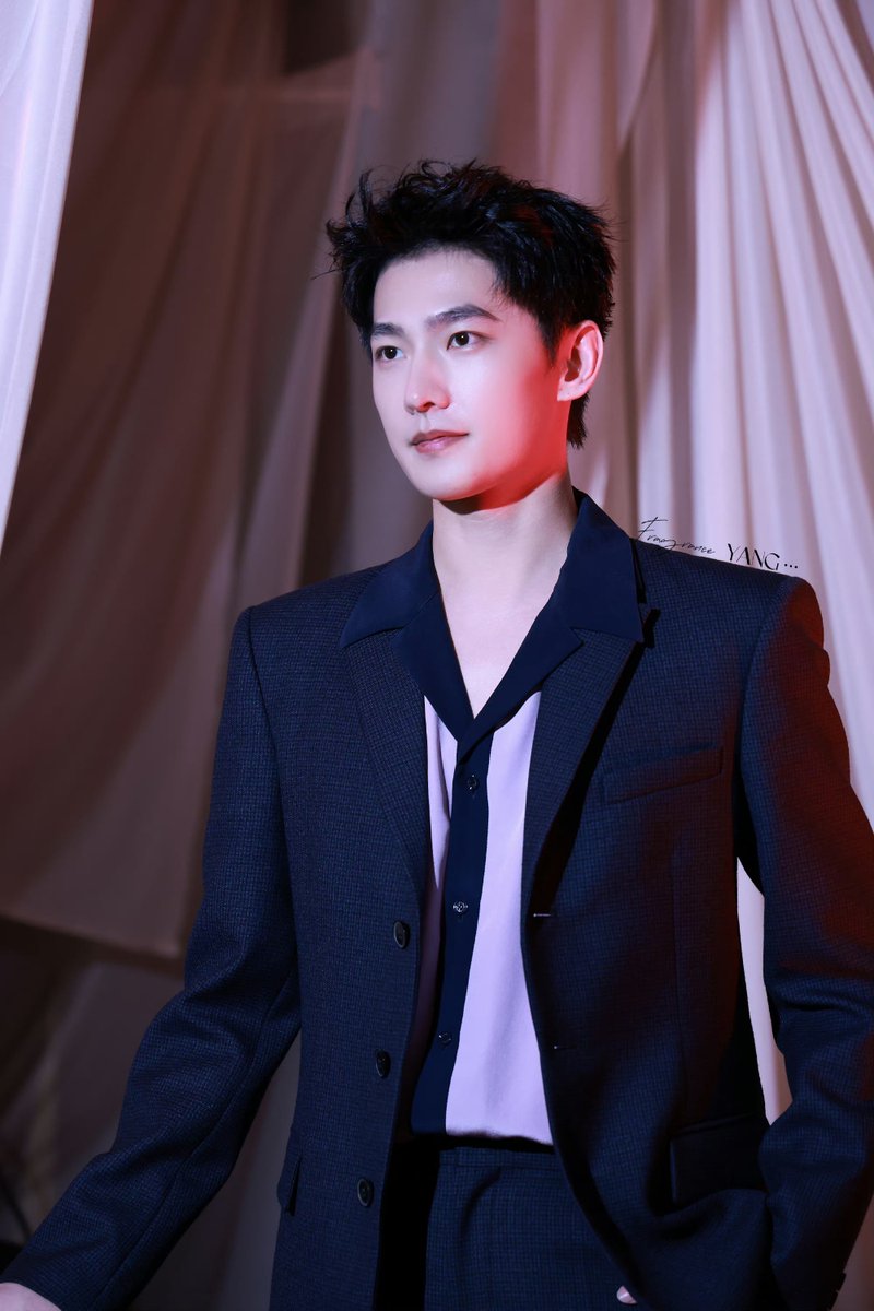 i3e_my's tweet photo. กีสสสสส สุดหล่อพร้อมไม้ค้ำยันของเขา 555 ฮือออ แต่ไม่สามารถทำให้ความหล่อ เท่ ลดลงได้ หล่อมากแม่!! #ValentinoYANGYANG 
YangYang ValentinoDiVas https://t.co/9H5mMCOzUH