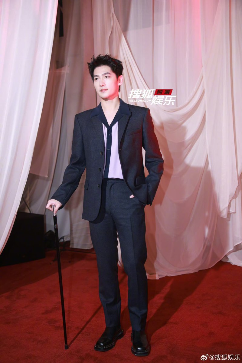 i3e_my's tweet photo. กีสสสสส สุดหล่อพร้อมไม้ค้ำยันของเขา 555 ฮือออ แต่ไม่สามารถทำให้ความหล่อ เท่ ลดลงได้ หล่อมากแม่!! #ValentinoYANGYANG 
YangYang ValentinoDiVas https://t.co/9H5mMCOzUH