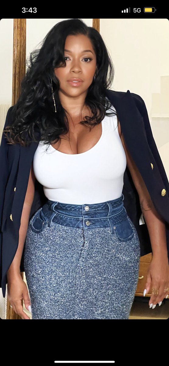 MashondaMedia's tweet photo. @MashondaLoyal at Neue House at the opening reception for ‘Easy Like Sunday Morning’ 😍🙌🏿🔥 #mashondatifrere #artcurator #artshow #brownskingirl #denimskirt #whitetanktop #whitnails https://t.co/VBLkgGEBcX