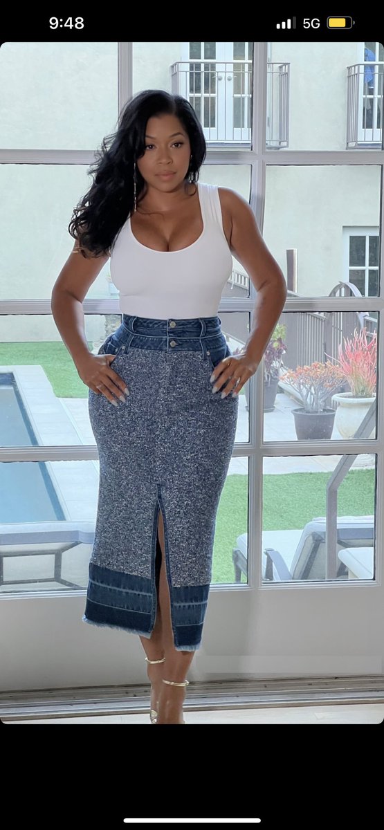 MashondaMedia's tweet photo. @MashondaLoyal at Neue House at the opening reception for ‘Easy Like Sunday Morning’ 😍🙌🏿🔥 #mashondatifrere #artcurator #artshow #brownskingirl #denimskirt #whitetanktop #whitnails https://t.co/VBLkgGEBcX