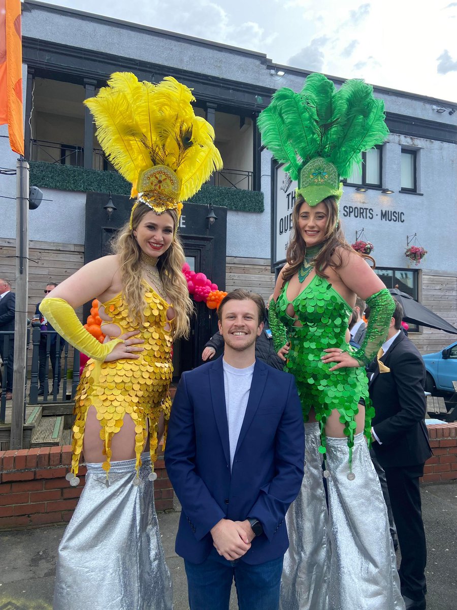 benedict_hobbs's tweet photo. @lukegill0 hanging out with two average sized women outside the Queens pub this #ladiesday #Aintree 
@LivEchonews https://t.co/QkN23cjVlm