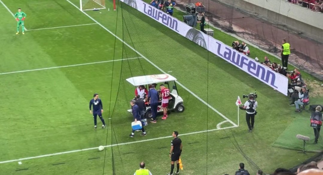 Olympiakos'un oyuncusu Stelios Starakis oostorwolde sahadan çıkana kadar sağlık arabasının başından ayrılmadı Türkiye'de dost takımda göremezsiniz böyle karakterli futbolcular