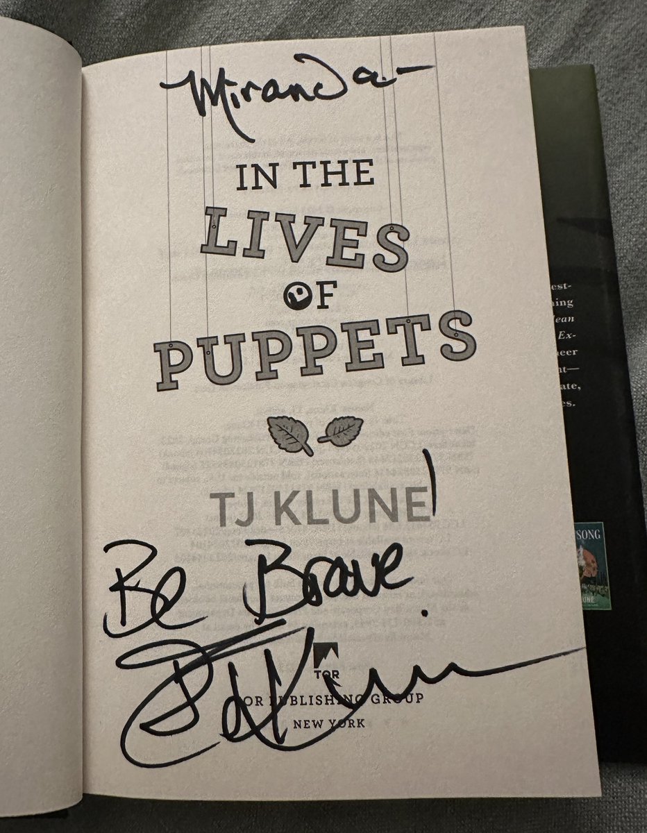 I met TJ Klune yesterday at a book signing for In the Lives of Puppets. He’s such an amazing, genuine human & to get to express to him in person how much this book changed my life with its ace representation was beyond words.