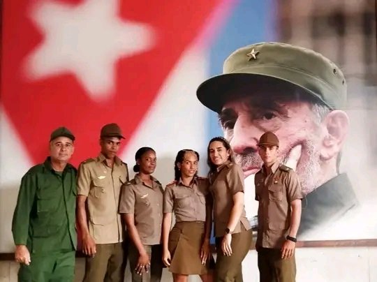 Ser cubano y revolucionario no es solo un lujo, es un privilegio. Es llevar en el corazón el legado de lucha y resistencia, la determinación de construir un futuro mejor para todos. ❤️🇨🇺❤️ #UnidosXCuba #DeZurdaTeam @DeZurdaTeam_ @Vicente73977721 @Giro5O @Axl77592447