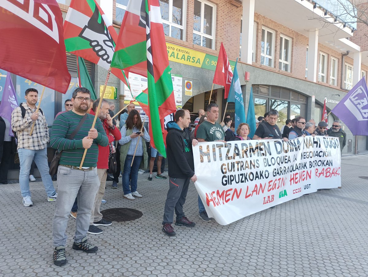 El personal de #TransporteDeMercancias por carretera de Gipuzkoa, se ha concentrado está mañana frente a @guitranseus, para exigir a la patronal gipuzkoana que se siente a negociar el convenio provincial.