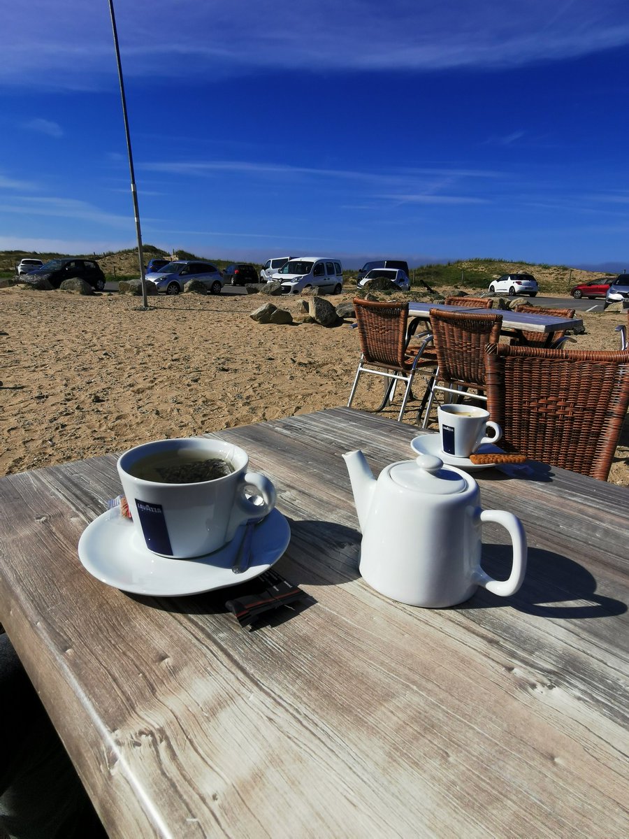 Une pause en terrasse bien agréable, la #Bretagne c'est aussi de jolies plages 🤗  Belle journée à tous 👍😉
#Bretagne #MagnifiqueBretagne #bretagnetourisme #breizh #bzh #explore_bretagne #Morbihan #morbihantourisme #quiberontourisme #Quiberon #BaladeSympa #travel #voyage #photo