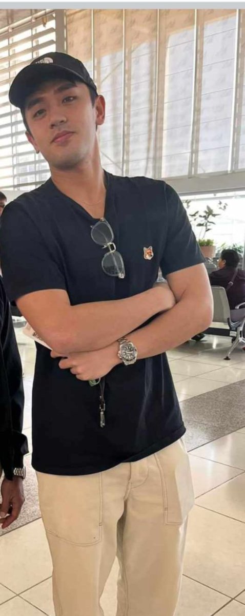 A fan spotted David at the domestic airport to travel to his mom's hometown to visit his beloved grandmother. @davidlicauco 

#DavidLicauco