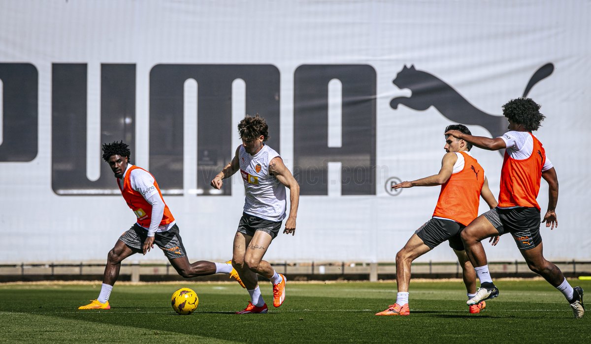 Trabajando duro para preparar nuestro próximo partido de @LaLiga 🔋 🔜 #OsasunaValencia #ADNVCF 🦇