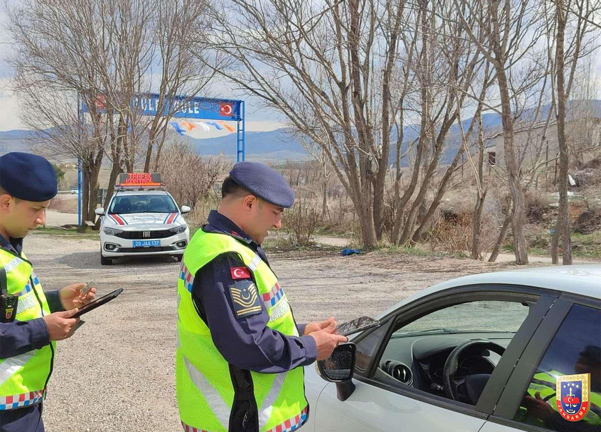 Jandarma Genel Komutanlığı olarak, Ramazan Bayramı trafik tedbirleri kapsamında denetimler gerçekleştirmeye ve tüm yol kullanıcılarını bilgilendirmeye devam ediyoruz. 📍Çanakkale 📍Kahramanmaraş 📍Gümüşhane 📍Sinop #Jandarma #TrafikJandarması #HayatlaYarışılmaz