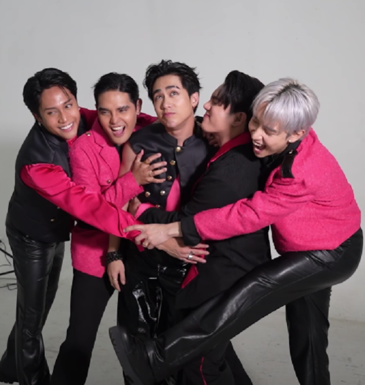 superbpaulo's tweet photo. naso-soft ako sa vlog nila today. they're so adorable to look at and so in sync with each other na napapangiti ka nalang talaga habang pinapanood silang nagkukulitan. so cute. 🥺

@SB19Official #SB19 
#LuckyMeXSB19Vlog https://t.co/q63p1hb8n0