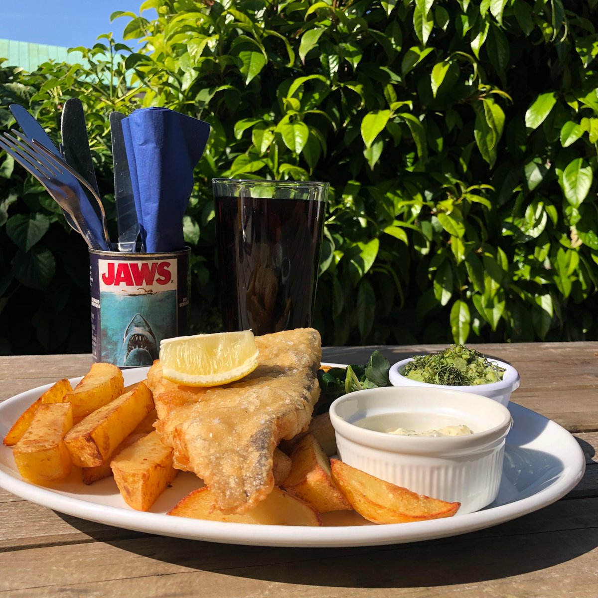 Corrrrr who doesn't love some beer-battered fish & chips? 🐟 Whether it's our courtyard, dog-friendly terrace or medieval dining hall, join us for a delicious excursion before or after your film! #Open7DaysAWeek ✨ Members get discount! 👉 Serving Food 10:00 - 20:00