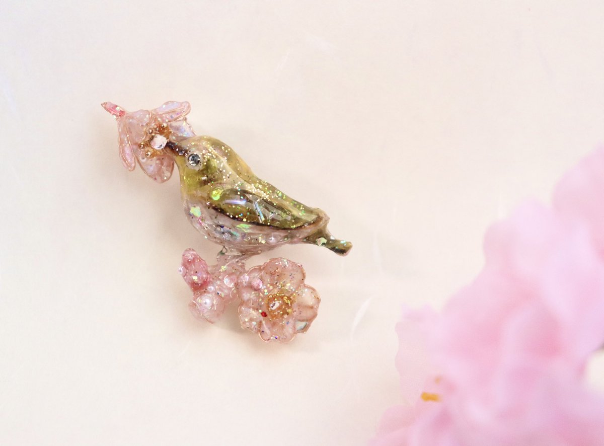 #ホイップスペース　春っぽい作品集めてみました🐈🌸　猫ころん（蹴りぐるみ）ブローチと、桜とメジロブローチです😄🌸🌸