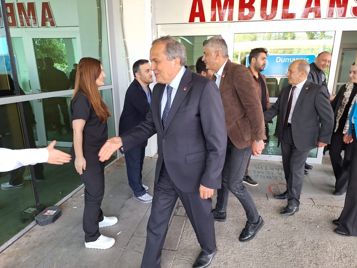 Bir süre önce trafik kazası geçiren İkizce Belediye Başkan Adayımız Hasan Çalık'ı tedavi gördüğü Ünye Devlet Hastanesi'nde ziyaret ederek kendisi ve ailesinin bayramını kutladık. Bu vesile ile tüm hastalarımıza ve görevi başında olan sağlık çalışanlarımıza da iyi bayramlar…