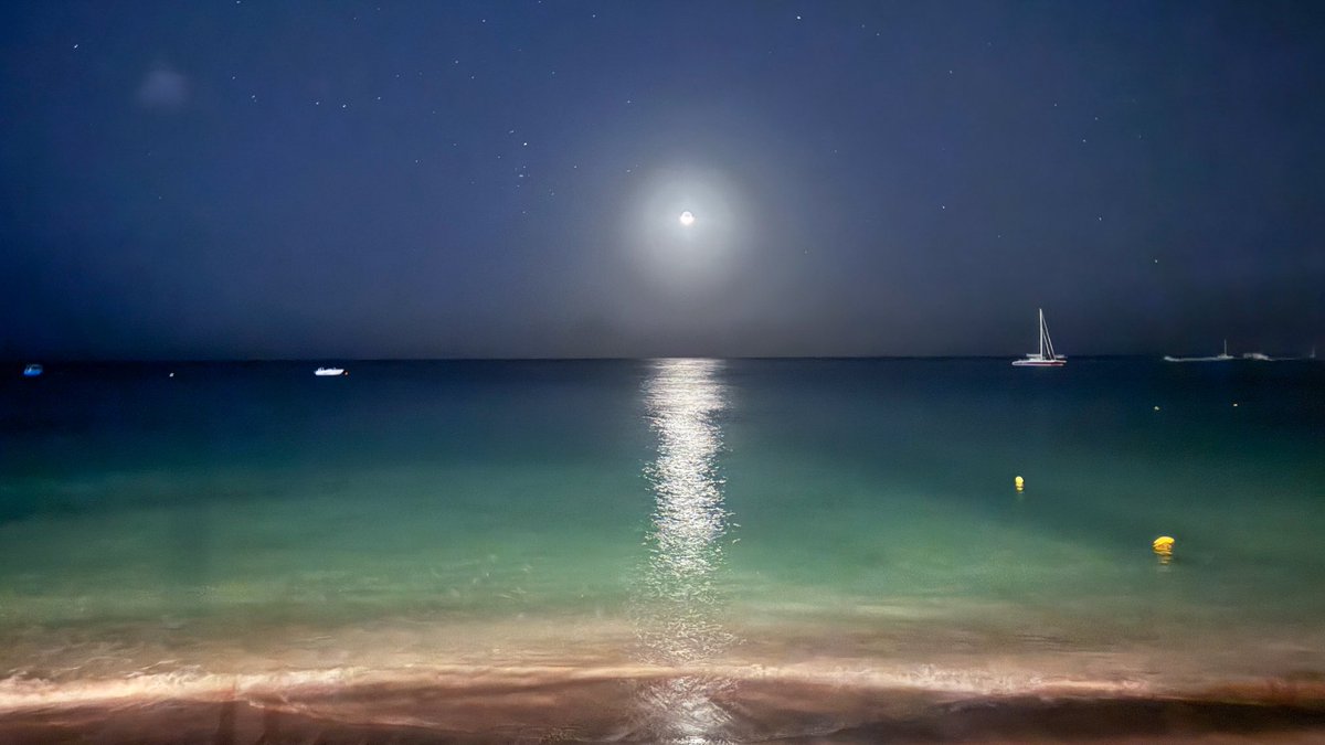 Midnight Moon on our walk along the beach last night ..🇧🇧