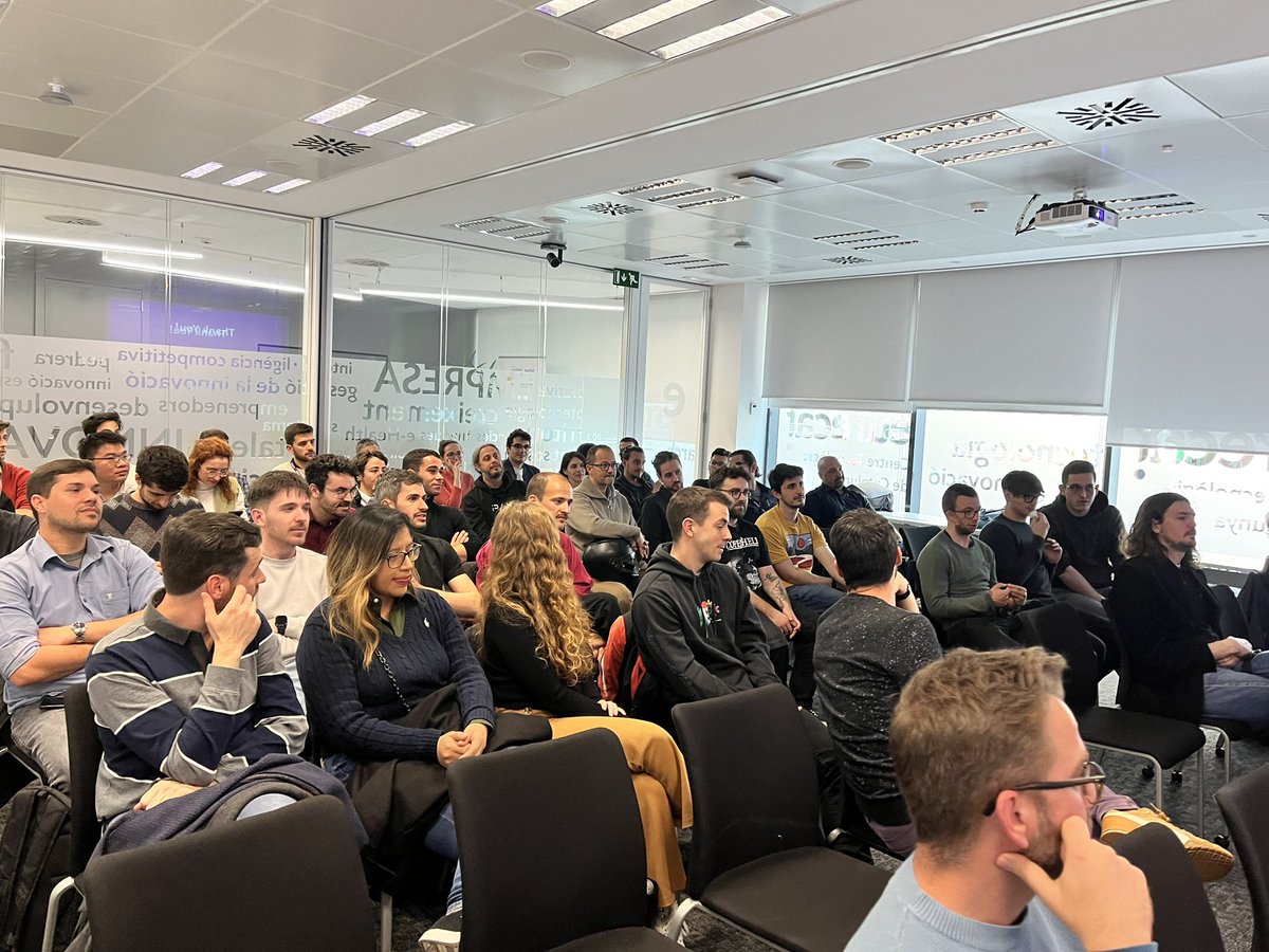 Presenting our work in #AI and #robotics applied to #recycling in a ROS Meet-up Session invited by <a href="/Eurecat_news/">Eurecat</a> . Happy to share our experience with a great community!  #BCNROS ♻️🤖