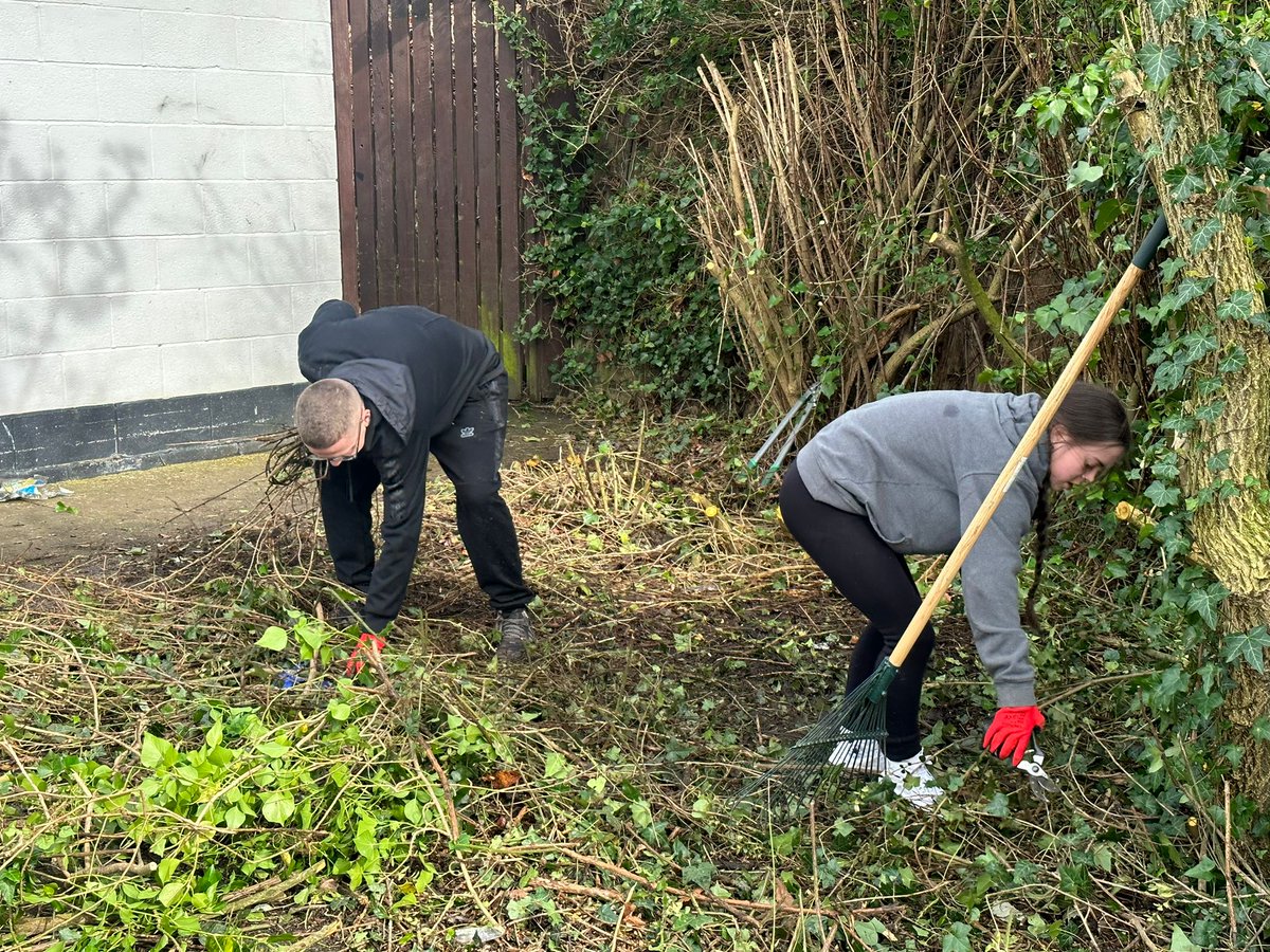 What a brilliant community activity today! Thanks to our new collaboration with @colegcambria, The Jobs Growth Wales Enrichment students took on Ty Mawr for a spring clean. Well done to all involved & thanks Donna from Coleg Cambria! #AllRoadsLeadToCefn #CefnMawr #Wrexham