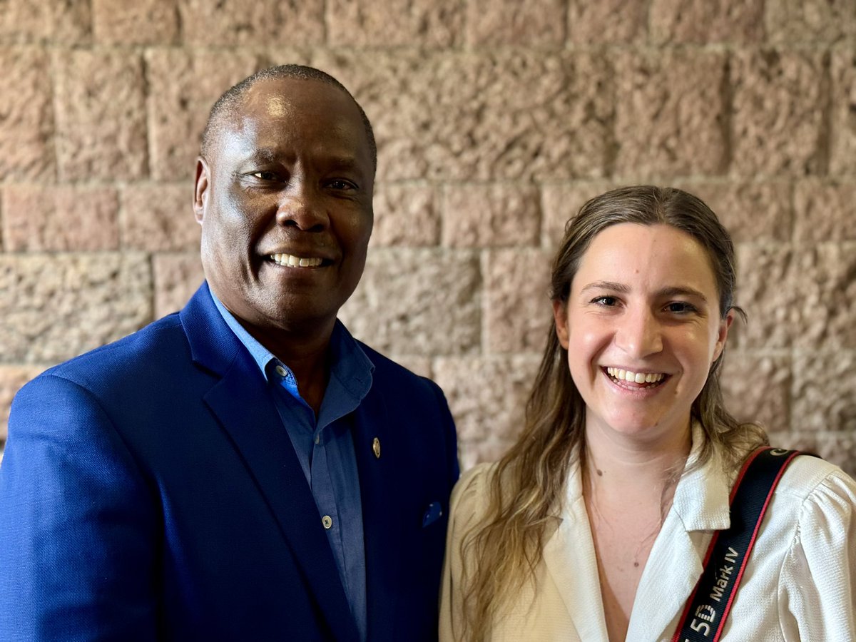 Two great UNHCR colleagues: Andrew Mbogori (Representative) and Lucrezia Vittori (Communications). Their photo is special at many levels: -Joint commitment 2 refugees -Shared solidarity w Ethiopia -Intergenerational power -Andrew 𝘸𝘢𝘴 UNV, Lucrezia 𝘪𝘴 UNV #OnceUNValwaysUNV