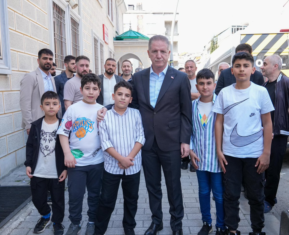 Valimiz @gul_davut, #Sultangazi Esentepe Merkez Camii’nde #Cuma namazında vatandaşlarımızla bir araya geldi. Vatandaşlarımızla bayramlaşıp çocuklar ve gençlerle hatıra fotoğrafı çektiren Vali Gül’e, Vali Yardımcısı ve Arnavutköy Kaymakamı Mahmut Hersanlıoğlu eşlik etti.