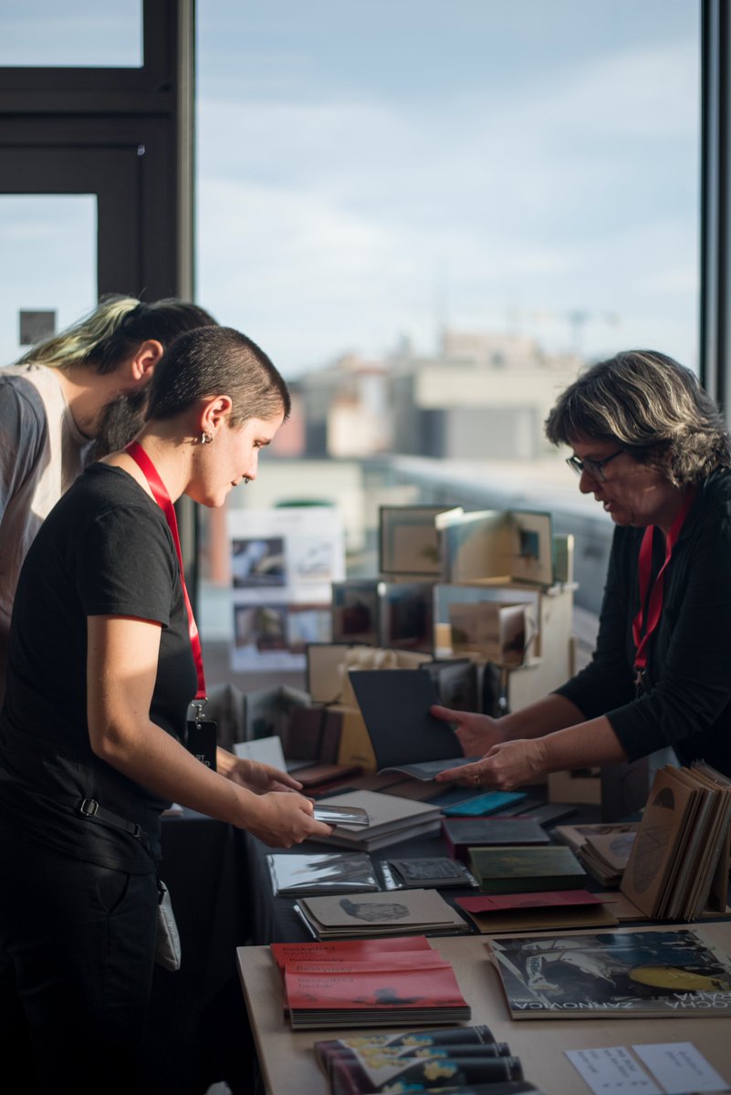 ROBISA's tweet photo. Barcelona Art Photo Bcn feria y festival. Iniciativa que está generando un espacio de intercambio para los profesionales del sector de la imagen. Descubre más en la entrevista a su directora, Isabel Lázaro:
https://t.co/YsSnz8oKSu
#artphotobcn #photoarte #expofoto #fotolibro https://t.co/NOyzybxDup
