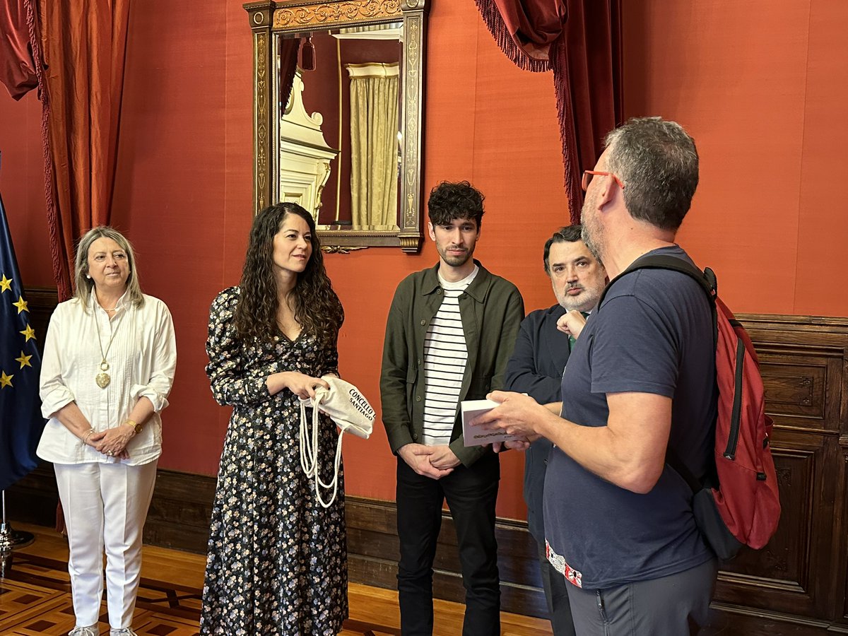 PazodeRaxoi's tweet photo. 🇩🇰 A tenenta de alcaldesa, María Rozas, e outros membros da Corporación Municipal recibiron hoxe a un grupo de estudantes de Copenhague que participan nun intercambio co alumnado do colexio Compañía de María https://t.co/wea3Gdk9Vm