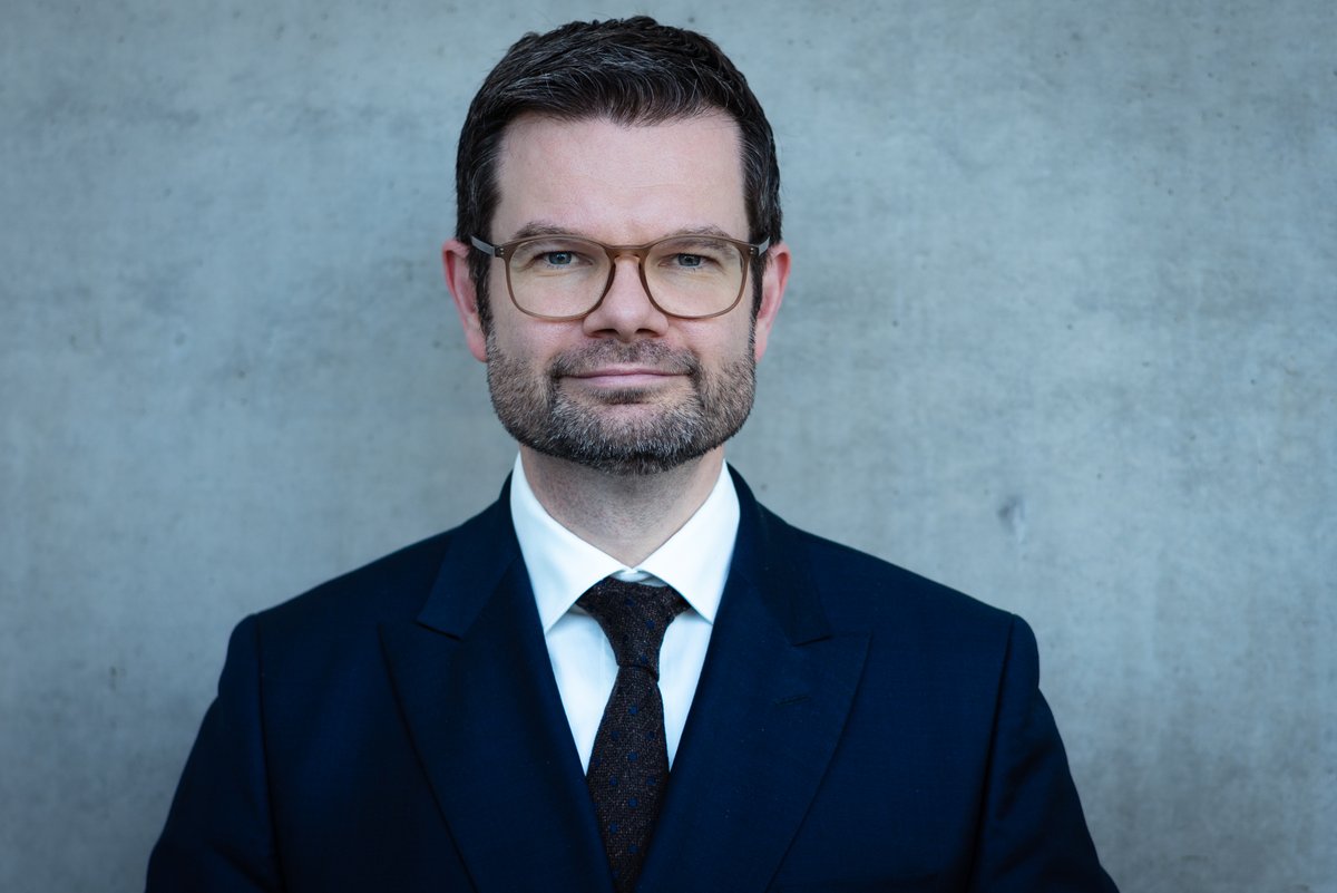 Die Juristische Fakultät der @uniGoettingen lädt am Donnerstag, dem 18. April, um 17.15 Uhr ins ZHG Raum 008 zu einem Vortrag des Bundesministers der Justiz Dr. @MarcoBuschmann mit anschließender Diskussion zum Thema „75 Jahre Grundgesetz: Mehr Verfassung wagen!“ ein.