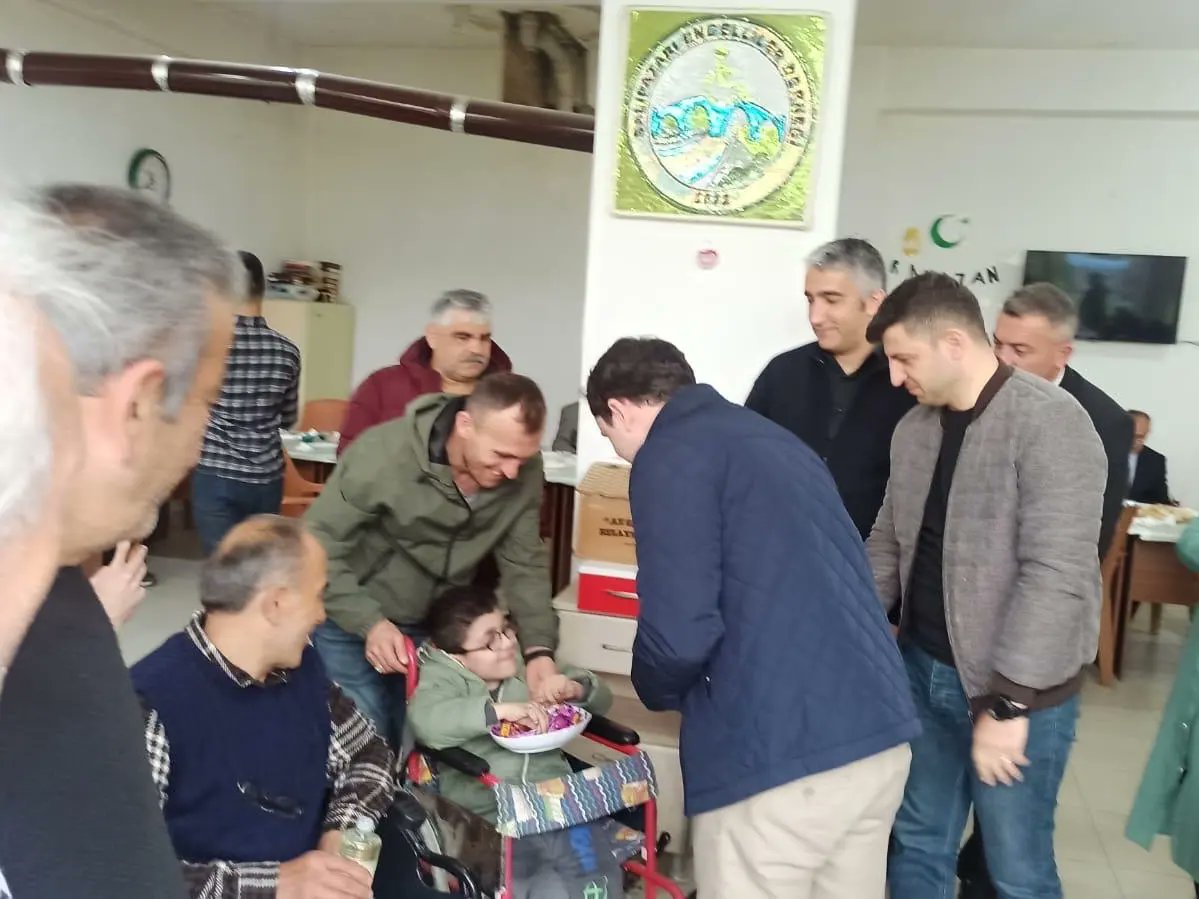 Kaymakamımız Sn.Salih BAŞARA, Belediye Başkanı Sn. Refaettin KARACA, İlçe Jandarma Komutanı Sn.Samet KURUÇELİK, İlçe Emniyet Amiri Sn.Nevzat ŞAHİN ile birlikte bayramlaşma programı münasebetiyle Salıpazarı Engelliler Derneğini ziyaret etti.