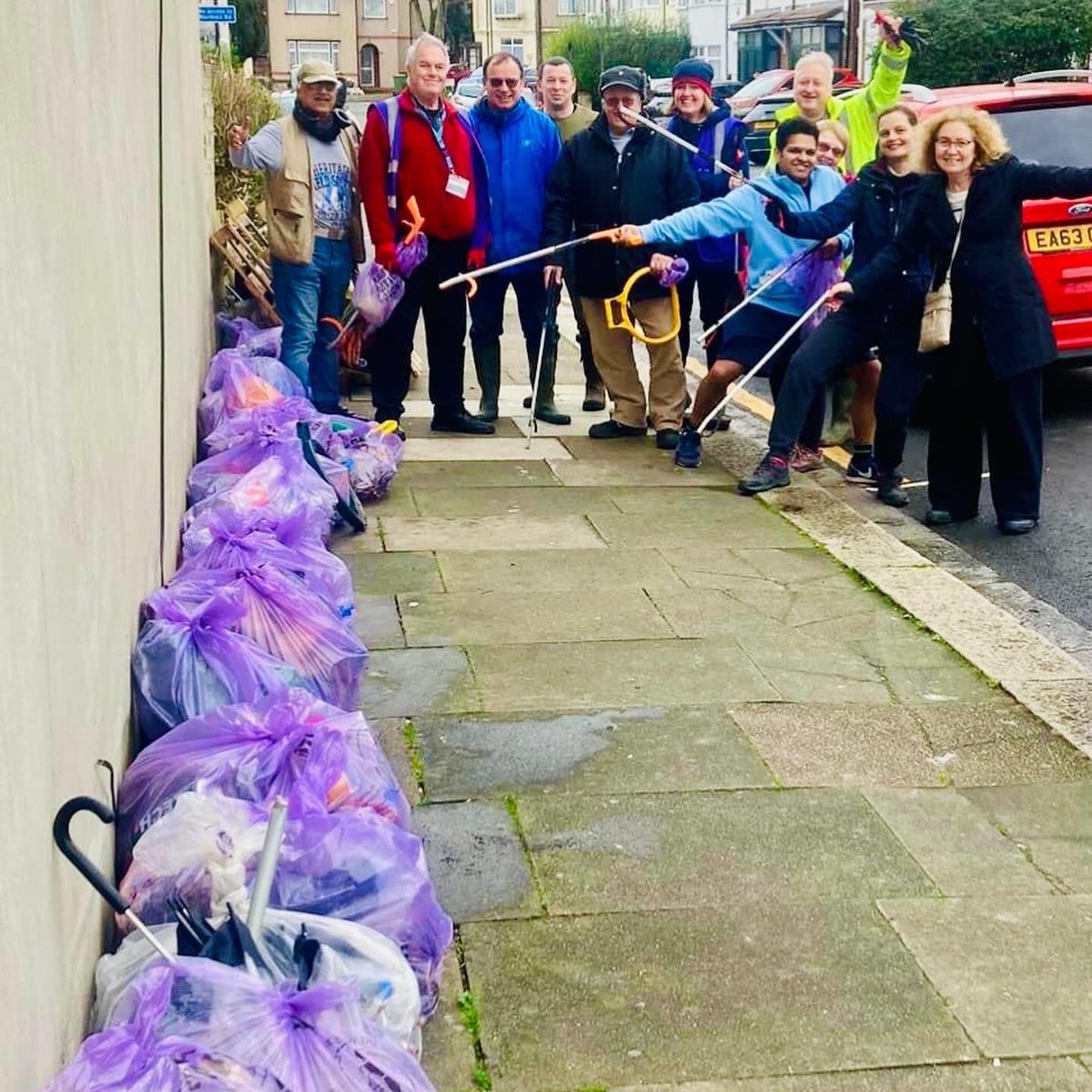 From the streets of South Harrow to the @UKParliament. It was a privilege to welcome many of our dedicated @HarrowLitter Pickers to Westminster, to thank them for their amazing contribution to the #GreatBritishSpringClean in South Harrow. (1/3)