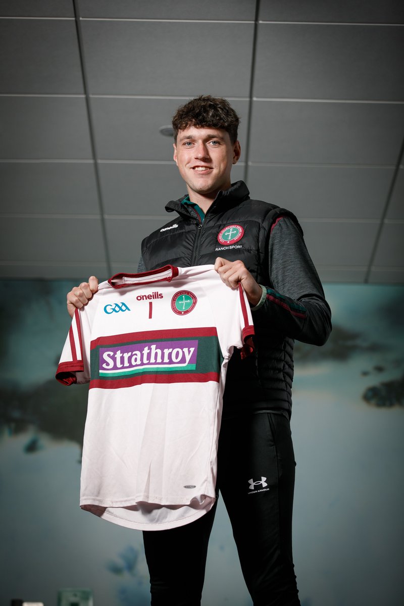 Charlie Smyth receiving his St Mary’s Sigerson goalkeeper jersey. The presentation of jerseys to outgoing players is a longstanding College tradition. Pictured with Charlie are Gavin McGilly Sigerson Cup Manager & Dr Ciarán Kearney Chartered Sport Psychologist & Senior Lecturer.