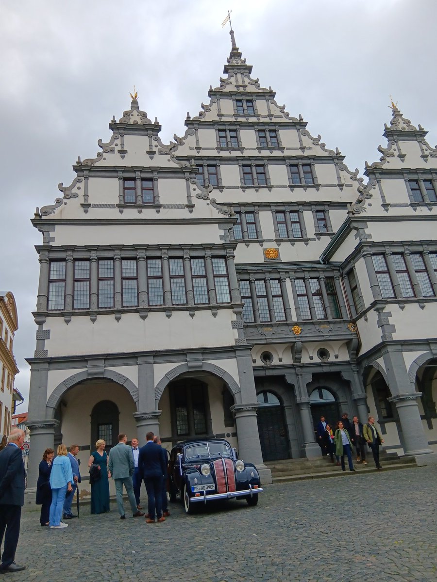 Dort arbeiten, wo das herausragende Beispiel der Weserrenaissance 1613-1620 errichtet wurde: Grüße von der Hauptversammlung im historischen Rathaus zu Paderborn. - Nun geht's in die wohlverdiente Mittagspause 😋