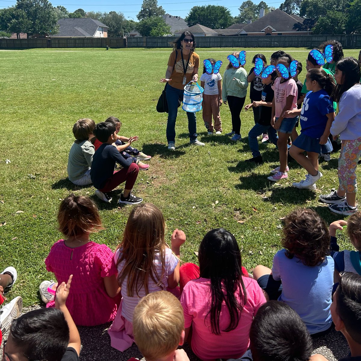 JadeARuiz's tweet photo. 2nd grade came out to release their butterflies just as we were finishing up recess, so our 1st graders got to watch them be released! Ms. A had her 2nd graders teach us about the butterfly life cycle, and it was so sweet! 🦋 they are so excited for 2nd grade! @CimarronElem https://t.co/7ZbaLpk7N7