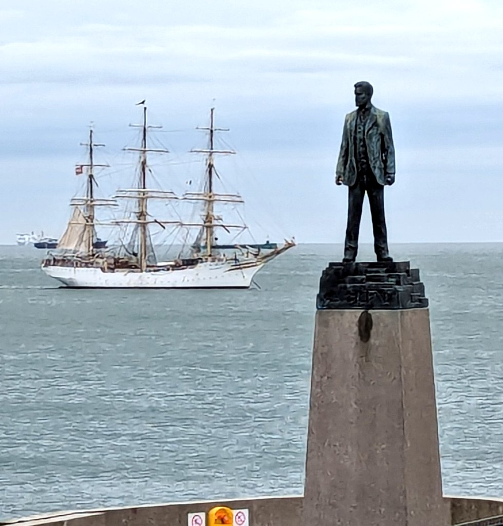 'I see a ship in the harbour..' Well, not quite in the harbour but the Casement statue does appear to be gazing upon the world's oldest tall ship - afloat.ie/port-news/dubl….