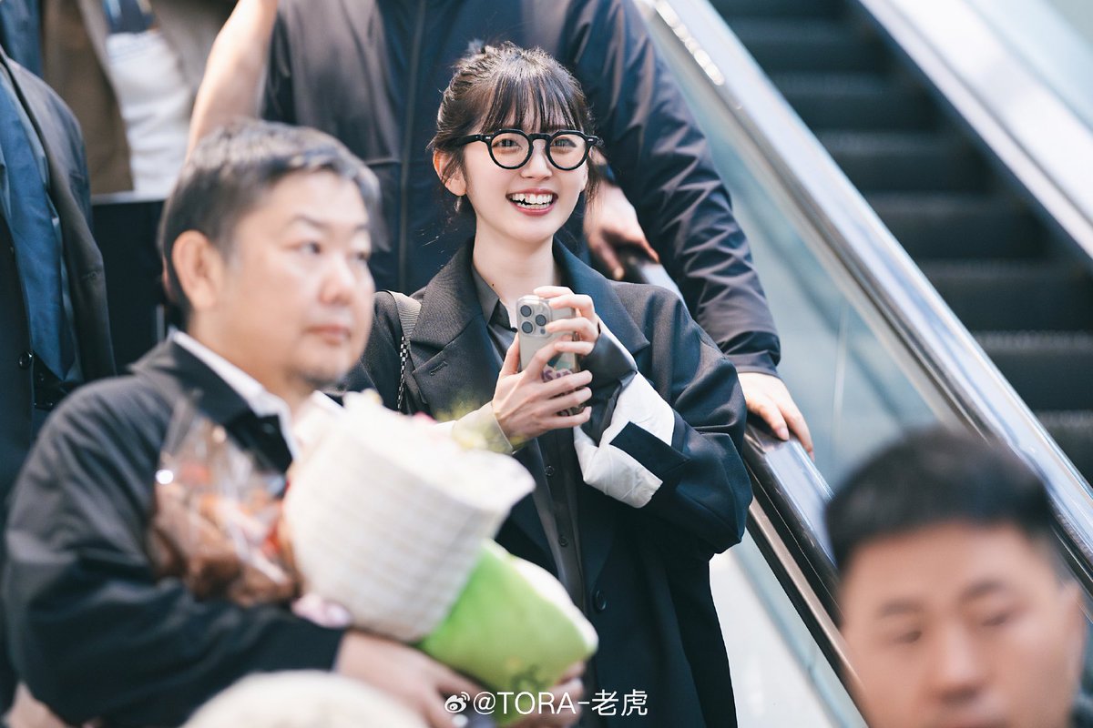 More photo today from weibo at Shanghai Pudong International Airport🥰
#鈴木愛理 #Airisuzuki