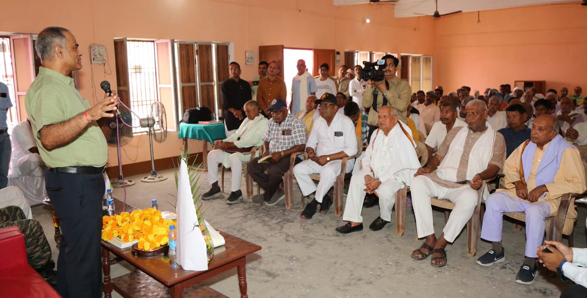 A Samadhan Campaign under the aegis of Dept of Ex-servicemen Welfare, MoD organised at Gahmar, Ghazipur in Uttar Pradesh, to enhance outreach and support system for ex-servicemen. Secretary, Ex-servicemen Welfare, Ministry of Defence, Dr Niten Chandra attended the event. (1/2)