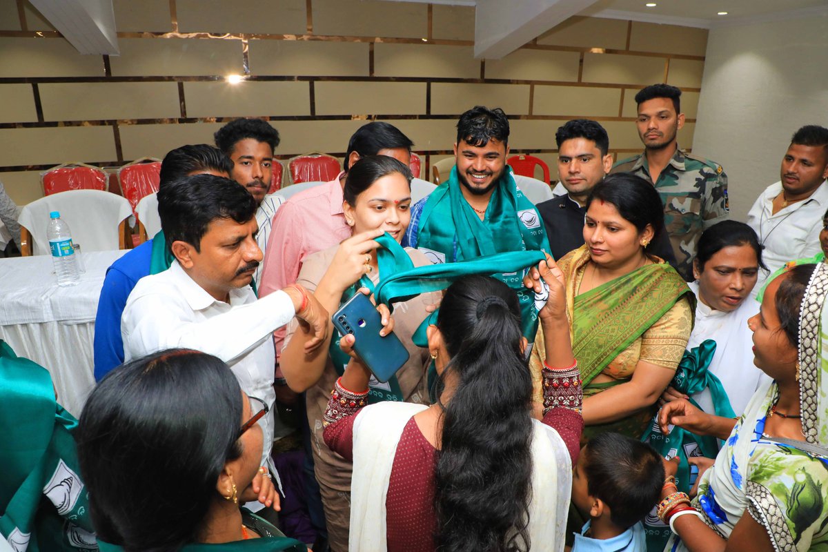 Today, around 137 brothers and sisters from Ward No 1, 2 & 4 of Jharsuguda Municipal area officially joined @bjd_odisha , attracted by the sterling personality of #BJD Supremo and Hon'ble Chief Minister SJ. Naveen Patnaik sir and the party's service-oriented attitude. I believe…