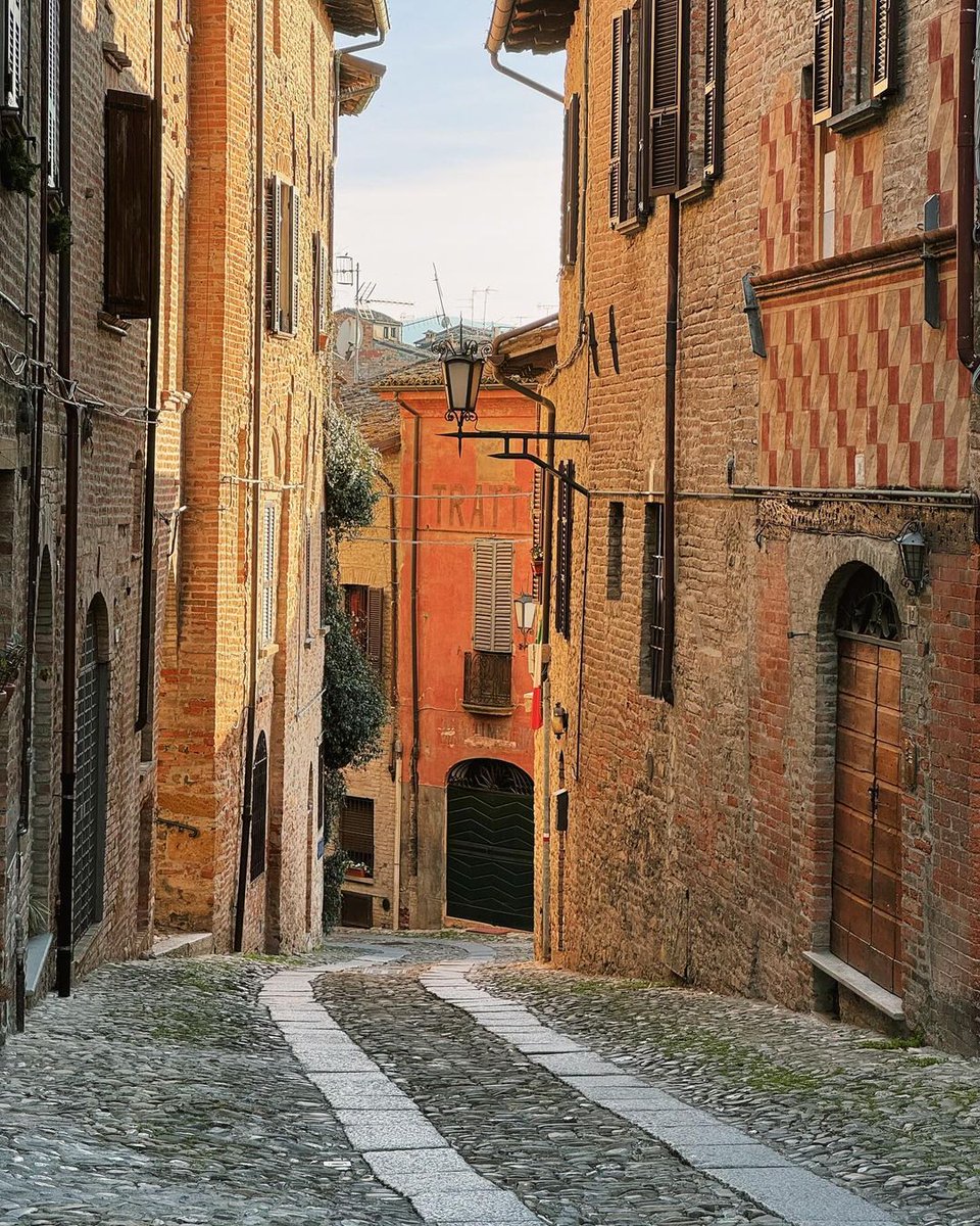 The magic of Castell'Arquato, a small and delightful medieval village in the province of #Piacenza (Emilia-Romagna, Italy).

📸: goingmattos | #inEmiliaRomagna #CastelliEmiliaRomagna