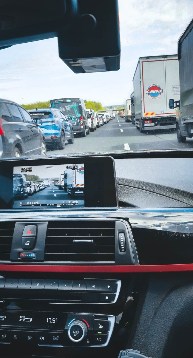 PolizeiSachsen's tweet photo. 13:45 Uhr So sieht eine vorbildliche Rettungsgasse aus. Die Frau wurde in ein Krankenhaus gebracht und die Sperrung der #A4 mittlerweile wieder aufgehoben. Wir wünschen gute Weiterfahrt und der Patientin gute Besserung! #ddlive https://t.co/GKJoblavHe