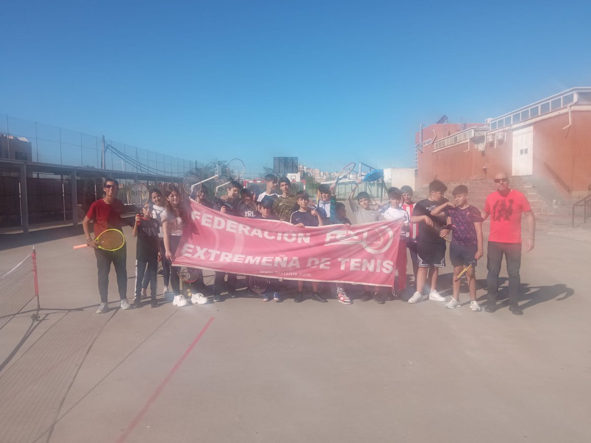 FedExtTenis's tweet photo. Nueva actividad de #TouchTenis dentro del programa #PROADES, en esta ocasión en el IES San Roque de Badajoz @jovendeportEXT https://t.co/a97EYRiiBF