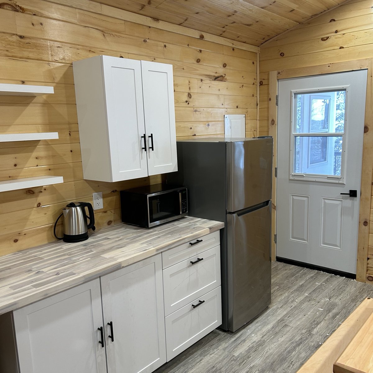 Just a fun fact to brighten your day – there's only 3 weeks left until we open the park to kick off the 2024 camping season! It's time to secure your spot for this camping season. And don't forget to check out our roofed accommodations, there's still some availability left!