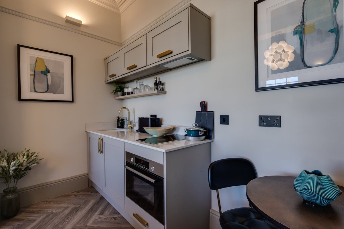 Escape to #NeptuneApartment's stunning Lower Slaughter apartment! ✨ Enjoy scenic views, stylish decor, and easy access to shops, #restaurants and #festivals. Special rates for stays from 7 nights to 6 months. Book your #getaway today! buff.ly/3Eegu1w #Cheltenham
