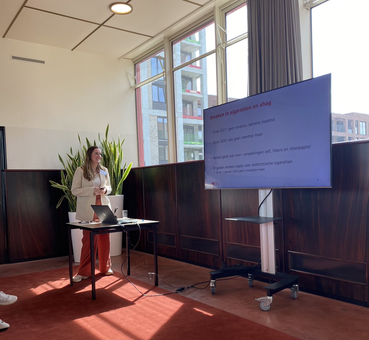 ❕Er is een breed aanbod aan sigaretten en smaakproducten voor #tabak in Nederland.

Dat vertelt <a href="/Trimbos/">Trimbos-instituut</a>-collega Eefje Willemse vandaag op het #NNvT2024.