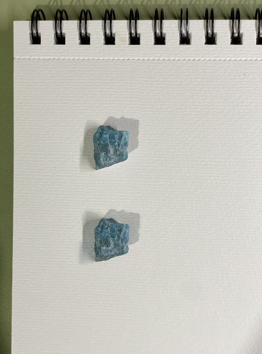 teeny texture study with my blue apatite #artph #ArtistOnTwitter