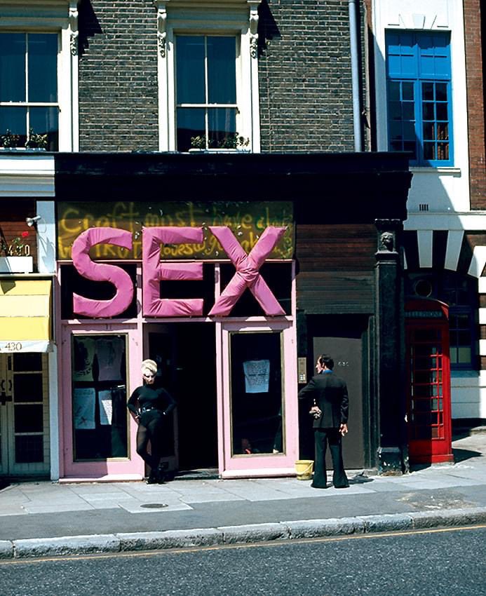 Jordan outside 'Sex', 430 Kings Road, 1976 Photo by Sheila Rock.