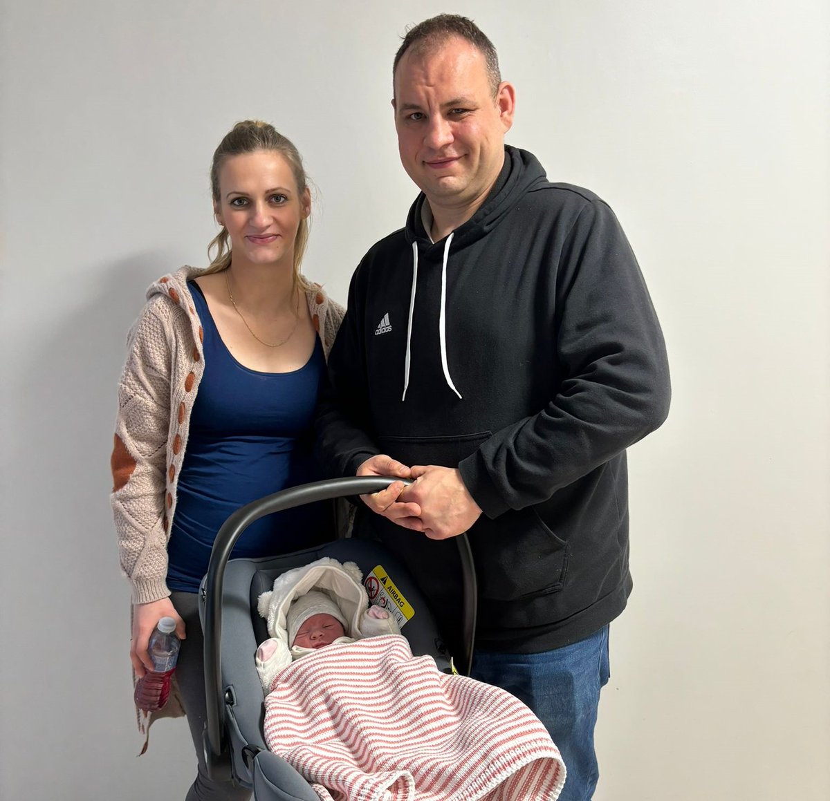 Bronte Birth Centre is celebrating the birth of its first baby since reopening on April 1st 👶 Baby Olivia made her entrance into the world last weekend, much to the delight of her parents, Blanka and Damian, from Lupset. Read more ➡ midyorks.nhs.uk/news