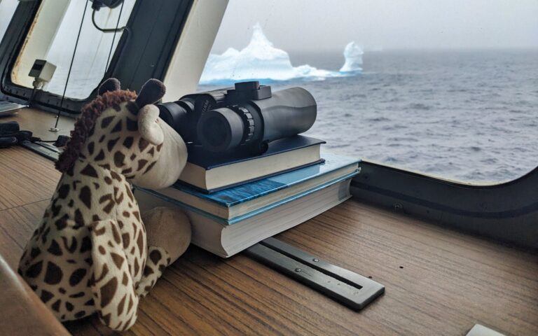 'Mit der Polarstern @AWI_de in die #Antarktis: Geowissenschaftler:innen der @tudresden_de forschen im eisigen Süden' hieß es vor zwei Monaten. Aber Moment! Da ist doch noch jemand mit an Bord! Es grüßt zum Wochenende Gino, das Maskottchen der @UnischuleTUD-Stammgruppe Neptun 👋
