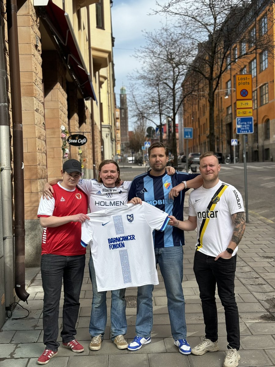 Idag fredag den 12 april är det Fotbollströjefredag, ett givet initiativ för oss på Tuttosvenskan att vara en del av. En manifestation i kampen mot barncancer. Då stöttar vi alla barn som drabbats av cancer. Ta på ditt favoritlags tröja och swisha 100 kr till Barncancerfonden på