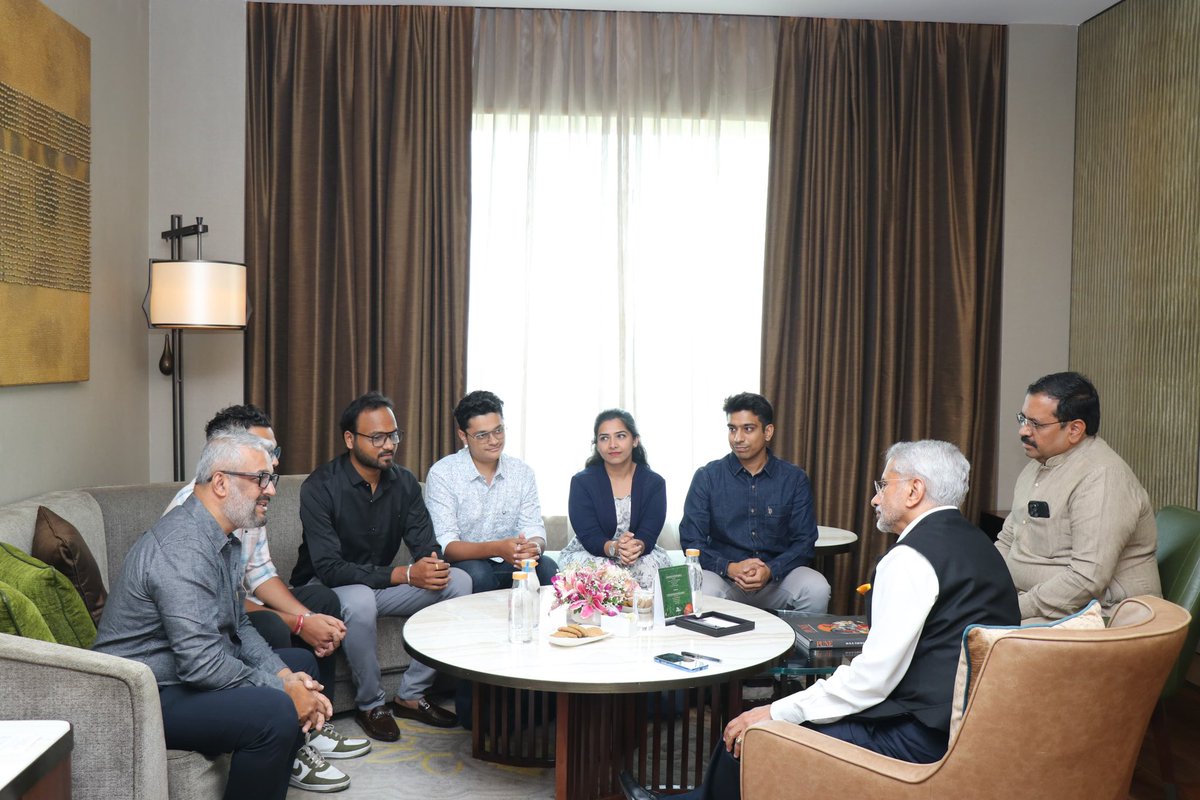 Pleased to meet the social media influencers of Pune. Glad to see their enthusiasm about the festival of democracy. Their support for Modi 3.0 was manifest.